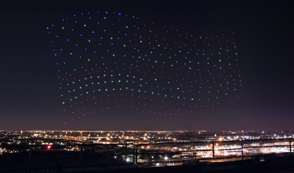 سرب درونات Intel Shooting Star يشكّل العلم الأمريكي