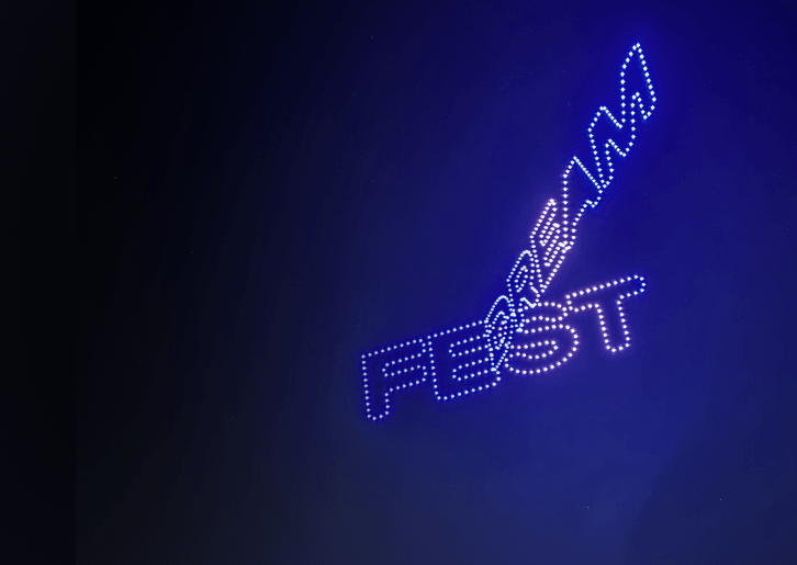 درونات مضيئة تشكّل عبارة DREAM FEST في السماء ليلًا